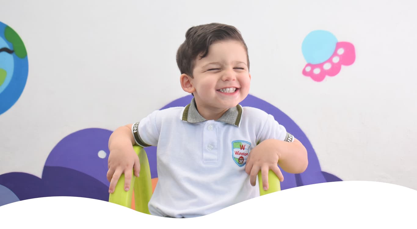 Niño sonriente en el Instituto Educativo Winston